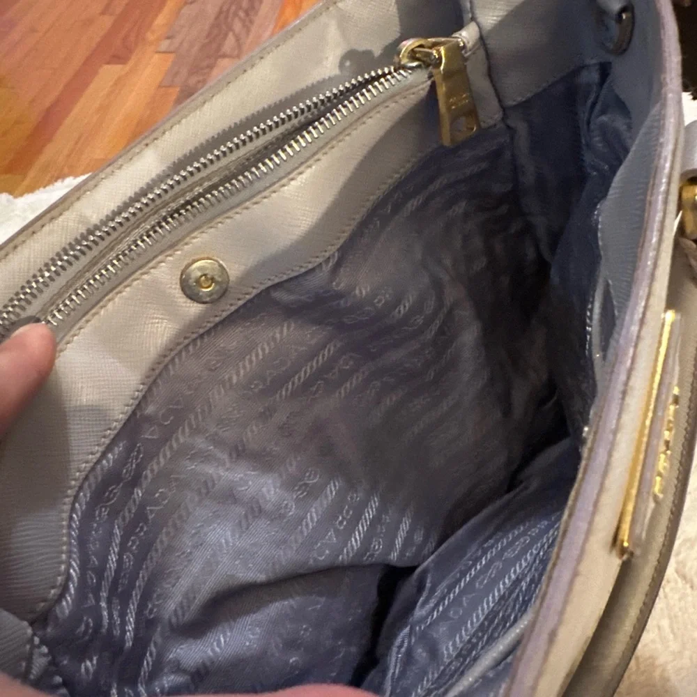 💼 Prada Saffiano Leather Tote Bag – Light Gray - Picture 2 of 4